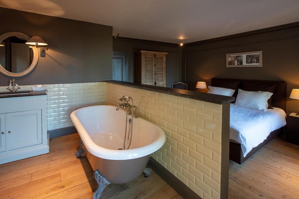 Chateau De Planchevienne Bed & Breakfast